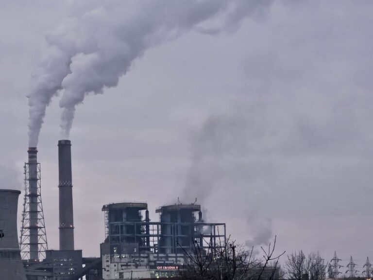 Locuitorii dintr-un cartier din Craiova reclamă din nou poluare în zonă. Imagini cu cenuşă aruncată în aer, distribuite online