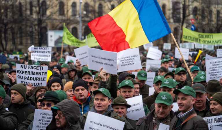Protest al silvicultorilor la Ministerul Mediului, faţă de diminuarea cu un sfert a salariilor: „Măsură dură şi nedreaptă. Guvernul este pentru unii mumă, pentru silvicultori ciumă!”