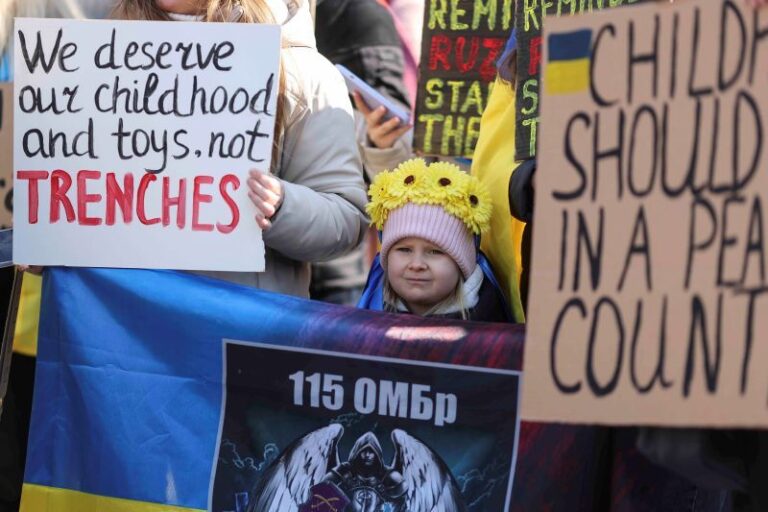 Trei ani de război în Ucraina – Eveniment comemorativ organizat de ucraineni la Bucureşti. Ei au pichetat Ambasada Rusiei şi au cerut pace