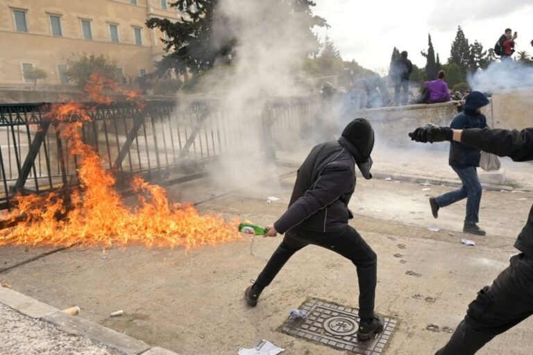 Proteste violente în Atena la doi ani de la cel mai mare accident feroviar din istoria Greciei