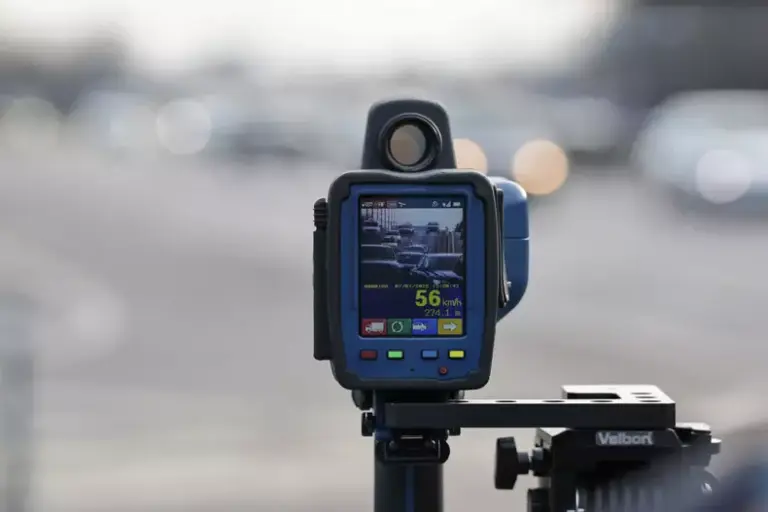 Locul bizar în care a „mascat” Poliția la Iași un radar mobil, pe marginea DN2. Scenă ironizată în toată țara. IPJ: „E din cauza vântului”/VIDEO
