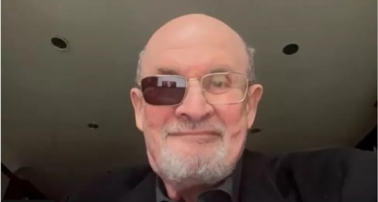 Cel care l-a atacat pe scriitorul Salman Rushdie, lăsându-l fără un ochi şi cu o mână paralizată, a fost găsit vinovat de tentativă de omor şi agresiune