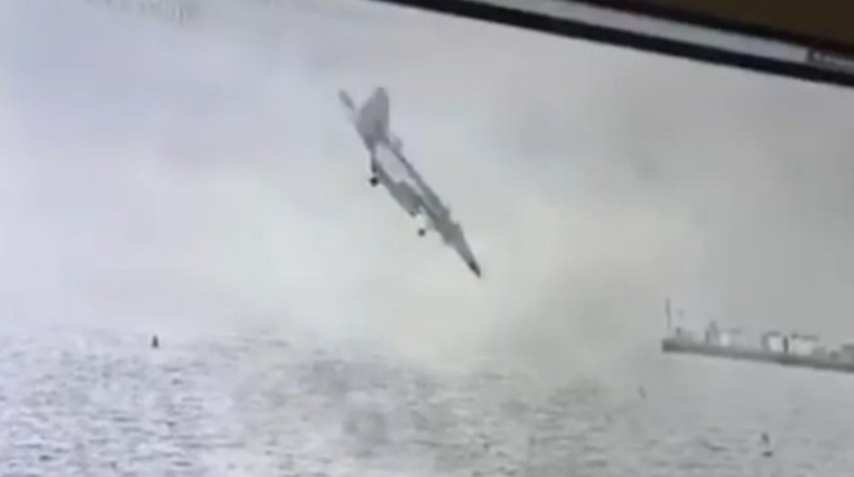 Un avion de război electronic de tip E/A-18G Growler al US Navy s-a prăbuşit în Golful San Diego - VIDEO