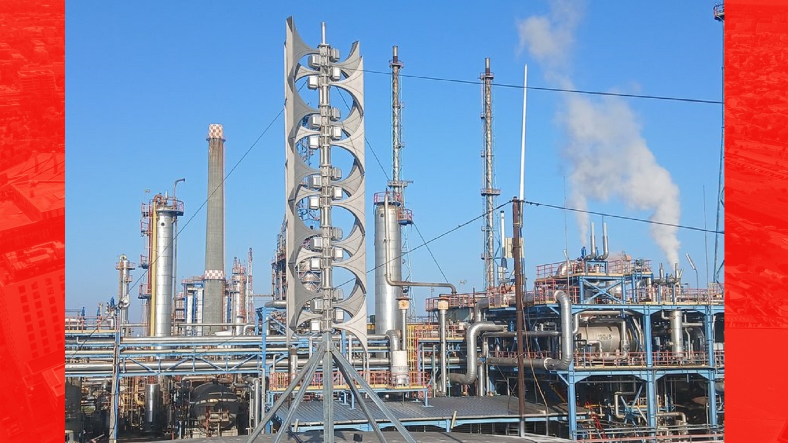  UPDATE Incendiu la o instalaţie din cadrul Rafinăriei Petromidia. Mai multe echipaje de pompieri intervin