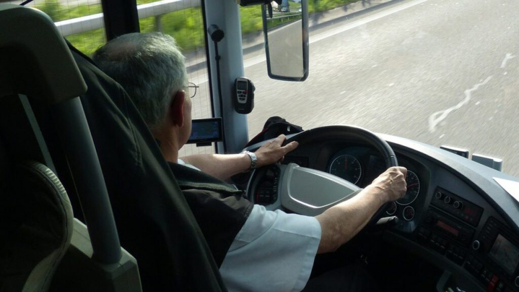  Șofer de microbuz, victima unui pasager. A fost lăsat fără borseta plină cu acte și bani