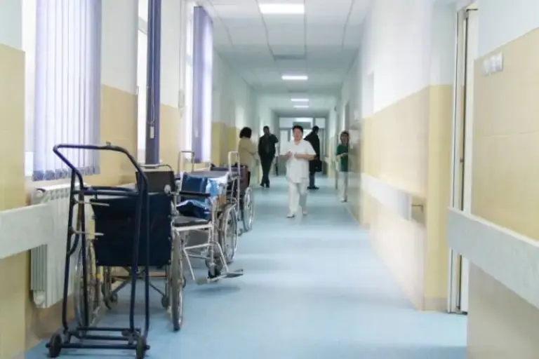 E corect ca un medic să-și numească unii pacienți „țărani cocliți și analfabeți”? - „Cum poţi fi empatic cu o persoană care te înjură?”