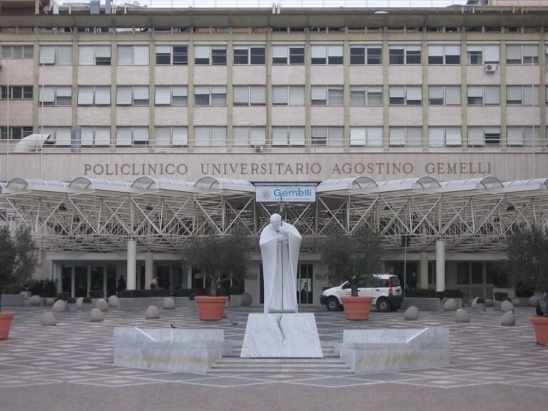 Premierul italian Giorgia Meloni l-a vizitat pe Papa Francisc în spital: Este alert şi glumeşte în ciuda pneumoniei sale