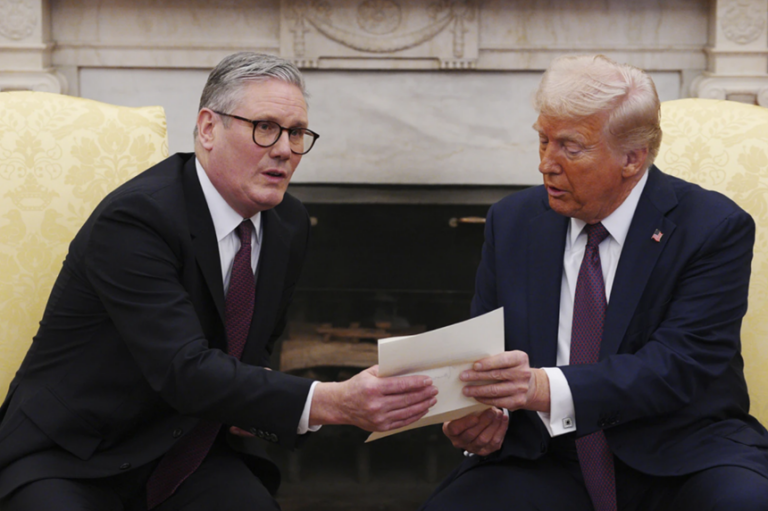 O scrisoare din partea regelui Charles al III-lea i-a fost înmânată lui Trump de către Keir Starmer
