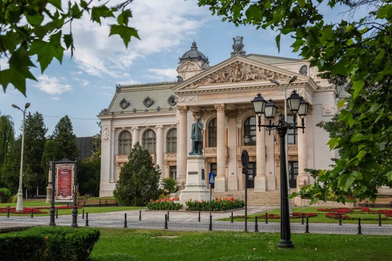 Teatrul Național din Iași prezintă spectacolul-lectură „Soarele în oglindă” de Carmen Dominte