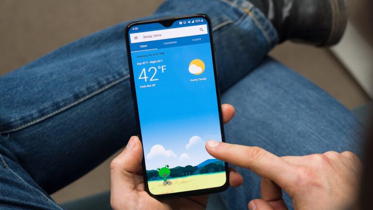 Puțini utilizatori știu ce poate face aplicația meteo de pe telefon. Cum activezi alertele ascunse