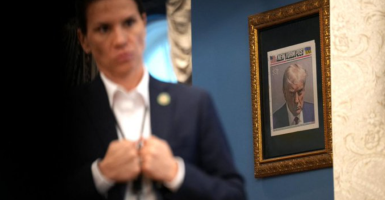 Trump îşi expune celebra „mug shot” pe un culoar către Biroul Oval la Casa Albă