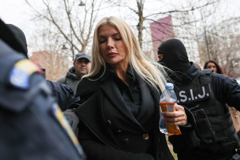 Laura Vicol, la Curtea de Apel Bucureşti, unde se judecă cererea de arestare preventivă: Să dea Dumnezeu să se respingă această propunere şi ne vedem la declaraţii