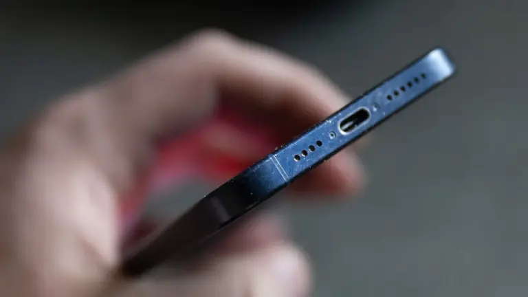 Un bărbat a fost amendat cu 200 de euro pentru că a vorbit pe speaker la telefon într-o gară din Franţa