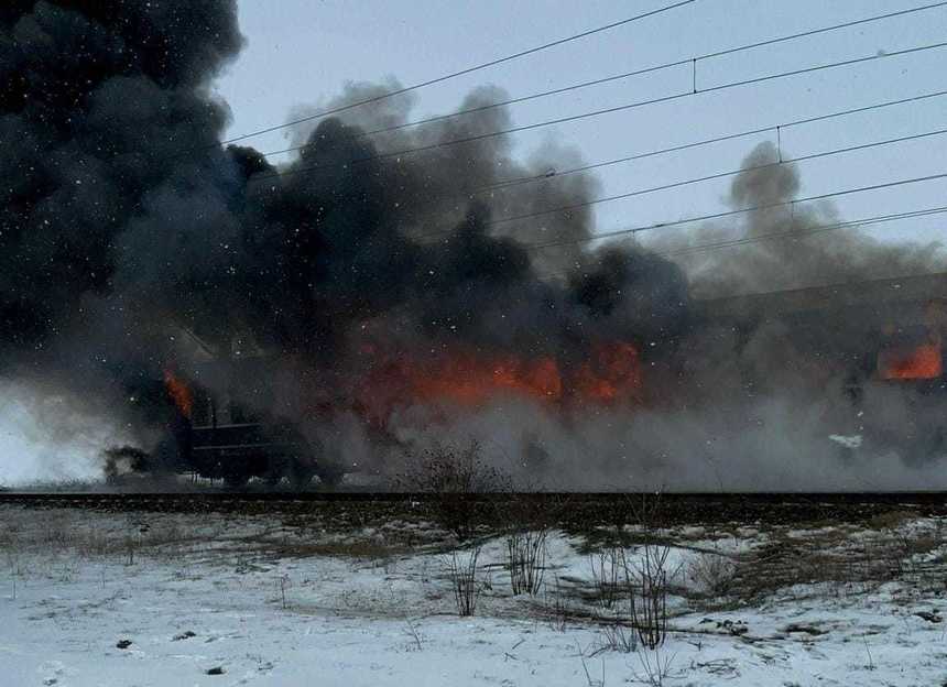  Un tren de călători a luat foc în Olt. Autoritățile au activat Planul Roșu de Intervenție