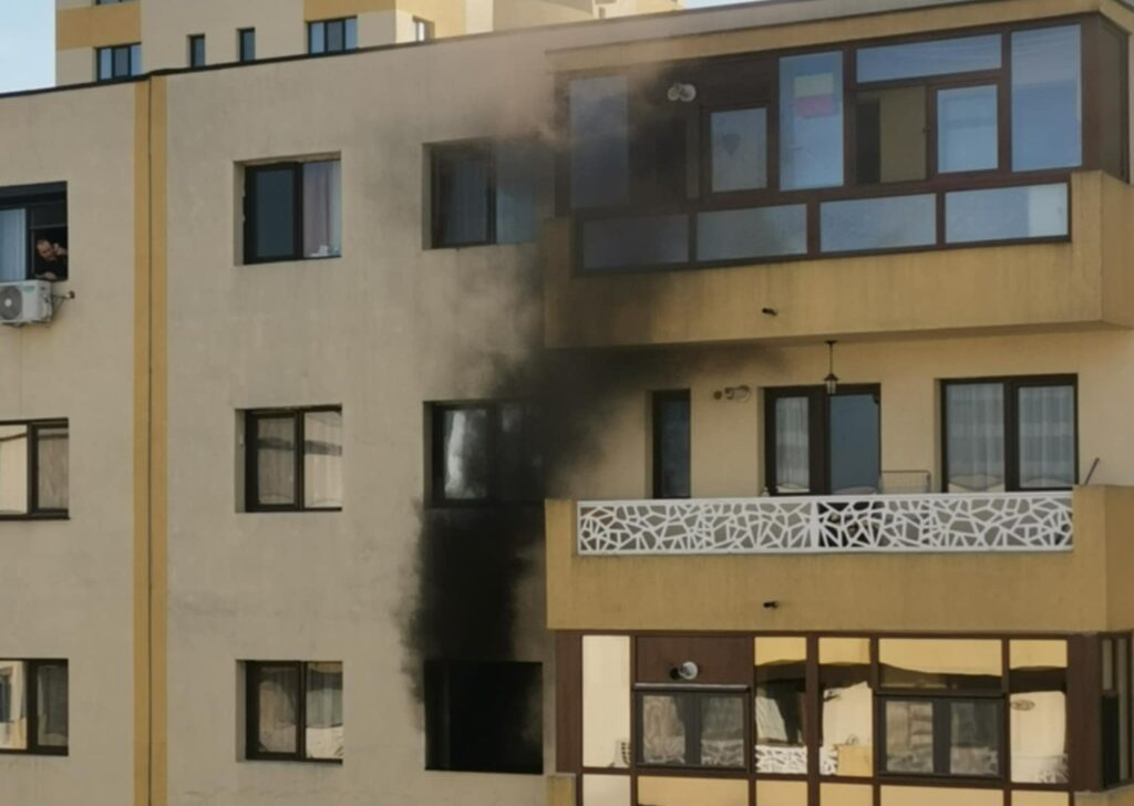 FOTO/VIDEO: Incendiu puternic într-un bloc din Iași. Zeci de persoane s-au autoevacuat până la sosirea echipajelor de intervenție