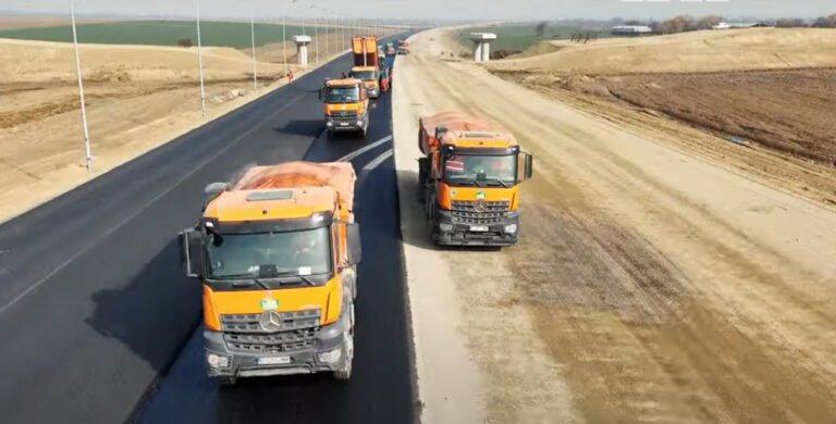 A7 VIDEO: Se toarnă deja asfalt pe segmentul Bacău-Focșani. Inedită filmare cu drona a asociației „Moldova vrea autostradă”