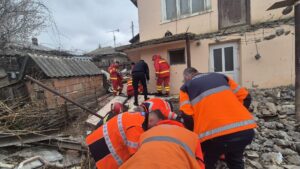 Accident de muncă în Valea Lupului: Doi bărbați, prinși sub un perete