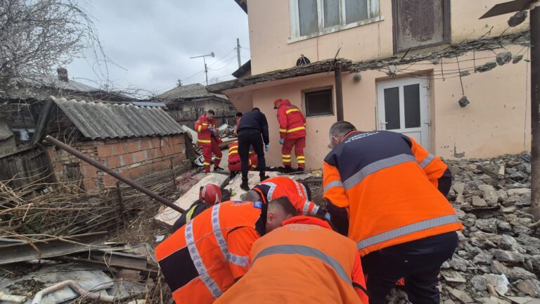 Accident de muncă în Valea Lupului: Doi bărbați, prinși sub un perete