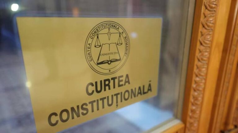 Victor Ponta, acuzat de tentativă de lovitură de stat, prin constituirea USL, şi de plagierea lucrării de doctorat - candidatura sa este contestată la CCR