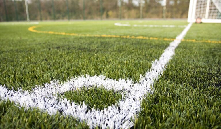 Trei terenuri de sport noi pentru copiii dintr-o comună ieșeană. Unul din ele va fi acoperit