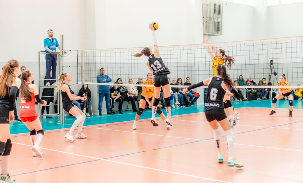 SPORT Se întâmplă în România. Meci oficial de volei într-un cunoscut mall: ieșencele, „la aparat”