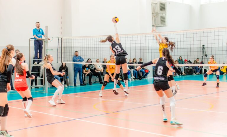 SPORT Se întâmplă în România. Meci oficial de volei într-un cunoscut mall: ieșencele, „la aparat”