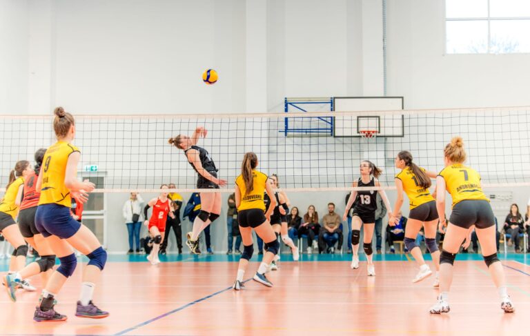 Puștoaicele de la volei se agață de șansa lor. Meci perfect și calificarea se joacă