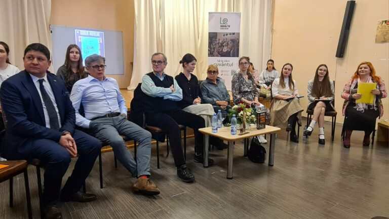 Un turneu literar emoționant: Nepoții personajelor din „Strania valiză a domnului Silberstein” s-au întâlnit cu elevii din Iași/VIDEO
