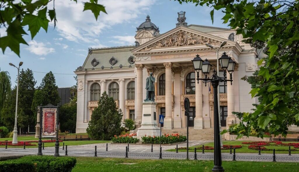 Teatrul Național din Iași aniversează 185 de ani printr-o expoziție dedicată scenografiei. 15 machete ale decorurilor din 1931 până în prezent