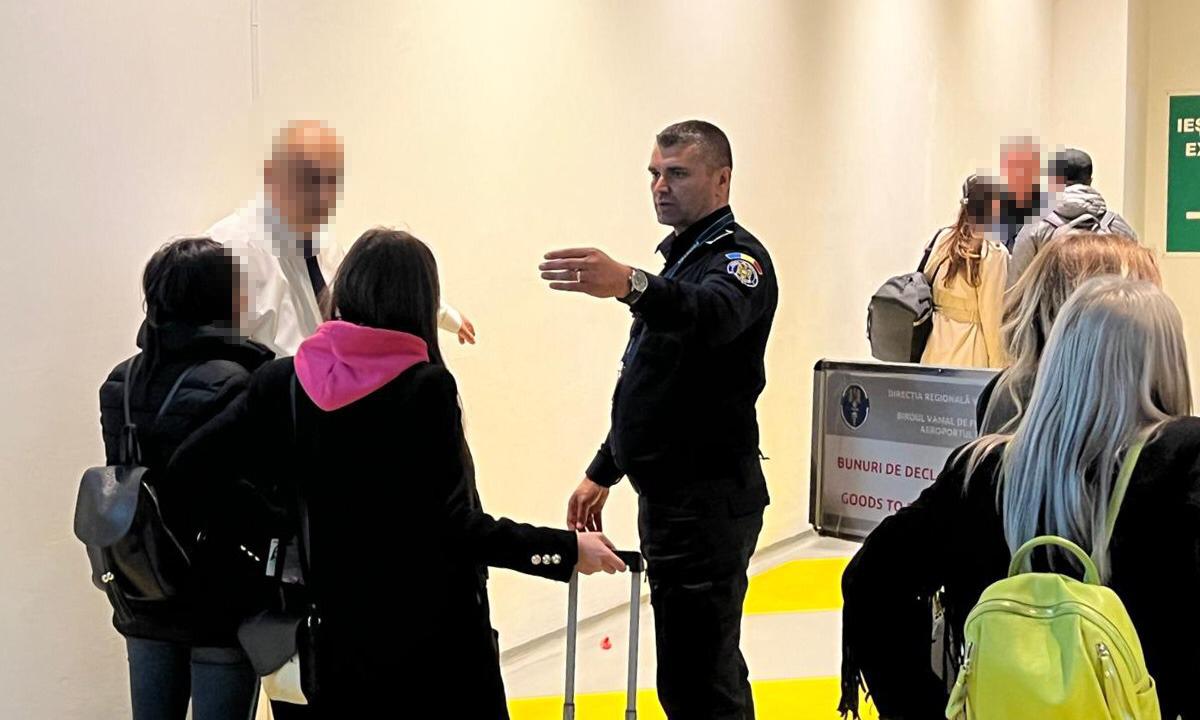 „Nimic de declarat”: haine și bijuterii de lux, în valoare de aproape 20.000 de euro, confiscate de polițiști direct de la pasageri pe Aeroportul din Iași. Destinația: piața neagră din România