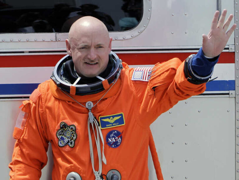Elon Musk l-a numit „trădător” pe fostul astronaut Mark Kelly pentru că a vizitat Ucraina