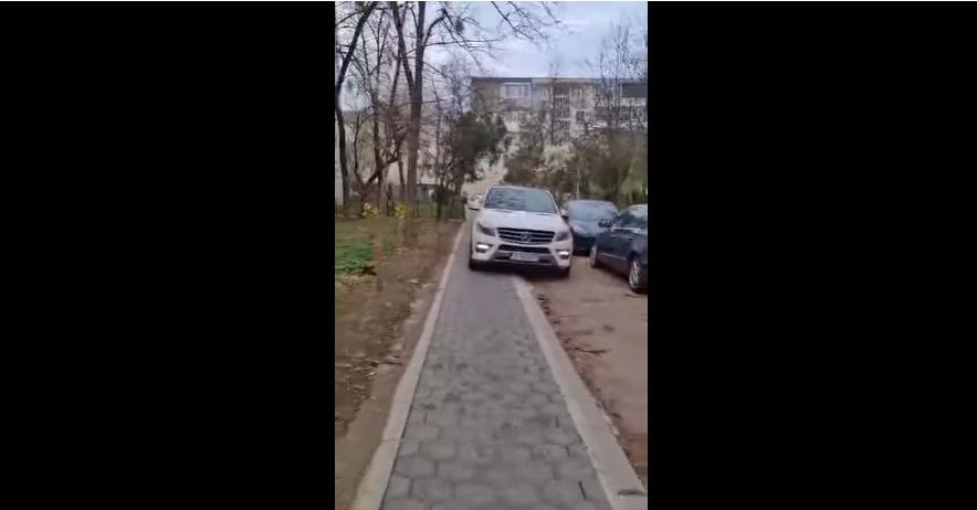 Polițiștilor le-a luat o săptămână să o găsească pe șoferița Mercedesului care mergea pe interzis și pe trotuar, ca să-și ia copilul fix din fața porții școlii. A rămas cu permisul