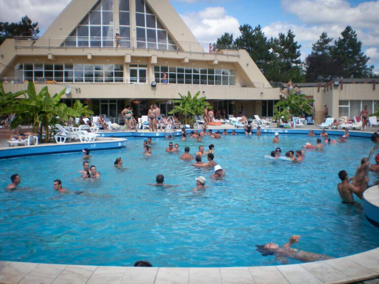 Cine poate merge anul acesta gratis la băi? Cum sunt prețurile față de anul trecut pentru cei ce plătesc și unde se poate merge la preț redus?