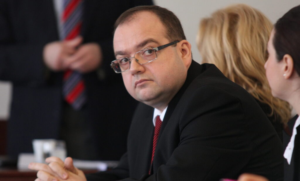 „Votul pentru Elena Lasconi este un vot pentru Crin Antonescu.” Reputatul analist politic Valentin Naumescu demontează candidatura lui Lasconi în zece puncte