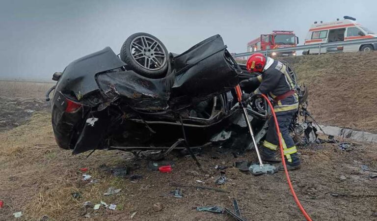 Un bărbat a murit, după ce maşina în care se afla s-a răsturnat în judeţul Suceava