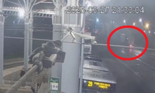 VIDEO Momentul în care tânărul de 18 ani s-a izbit violent de TIR. Coliziune la viteză maximă, nu a frânat decât în ultima clipă