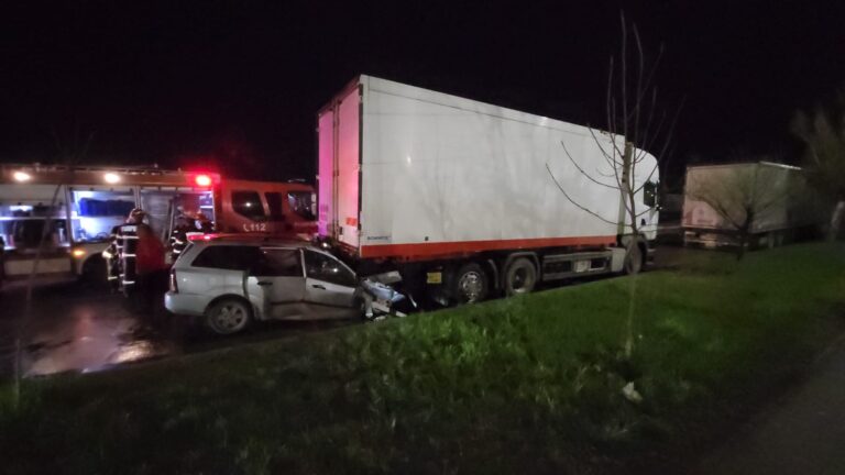 Autoturism zdrobit la impactul cu un TIR parcat pe Calea Chișinăului. Șoferul de 18 ani abia își luase permisul / VIDEO