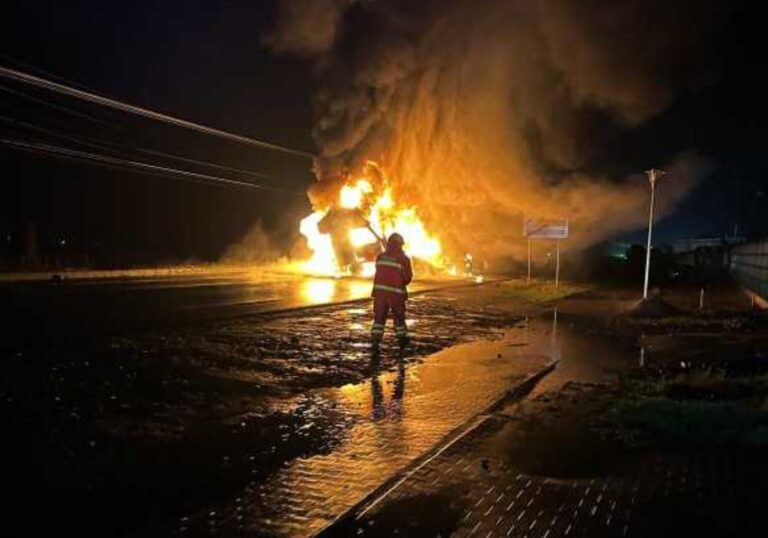 Accident teribil la Arad: Două autocamioane s-au ciocnit, iar unul dintre TIR-uri a luat foc. Ambii șoferi au murit - FOTO