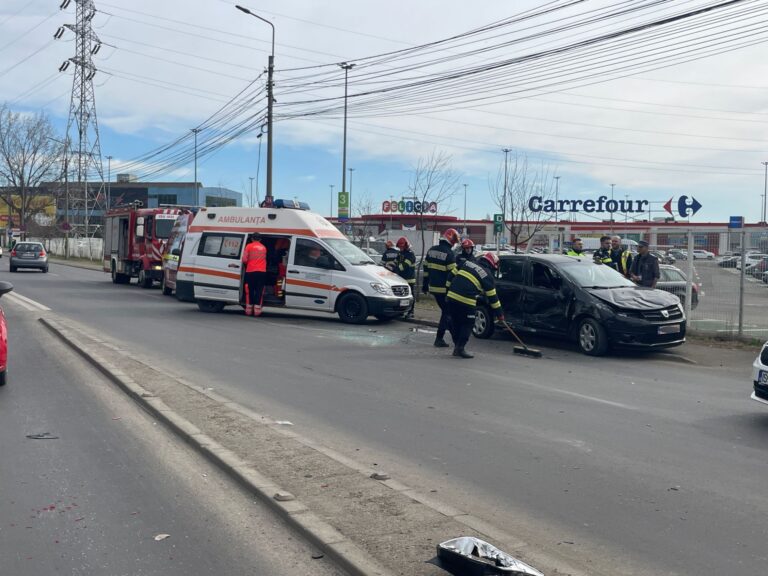 Coliziune între două autoturisme pe strada Bucium