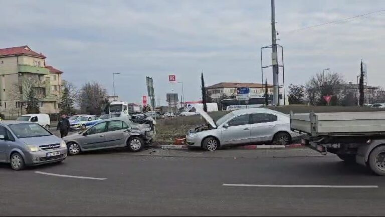 Accident grav în Constanța după ce o basculantă a rămas fără frâne și a lovit trei mașini. O fetiță de patru ani a fost rănită