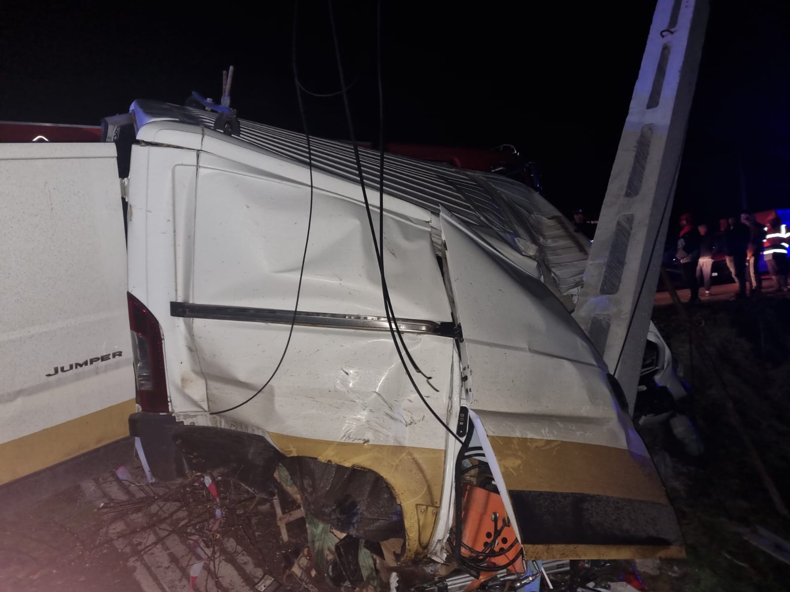 Iași - Accident cu trei victime după ce o autoutilitară a intrat într-un stâlp. O persoană a murit