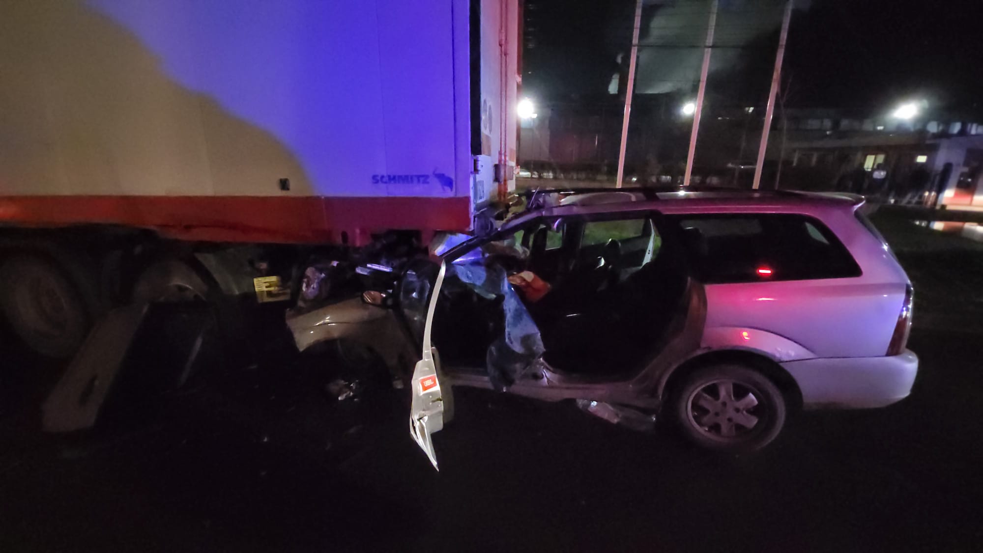 Autoturism strivit pe Calea Chișinăului. A intrat sub un TIR. Vezi detaliile cumplitului accident