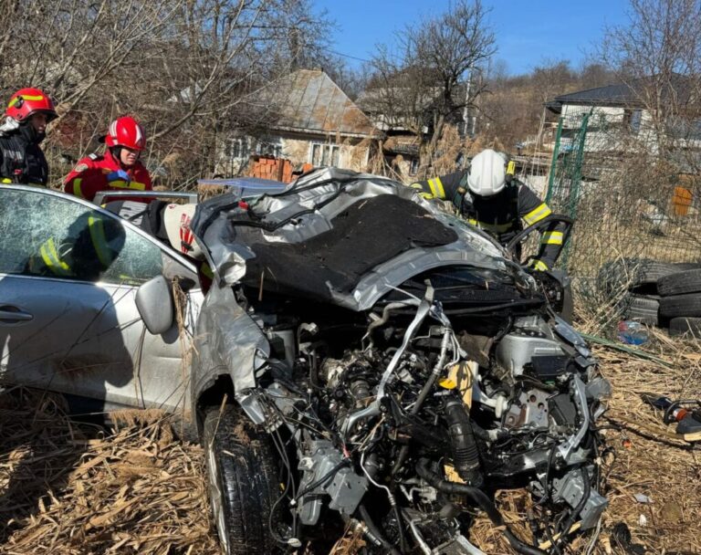 Accident grav în Piatra-Neamț: Șofer încarcerat într-o mașină cuprinsă de flăcări