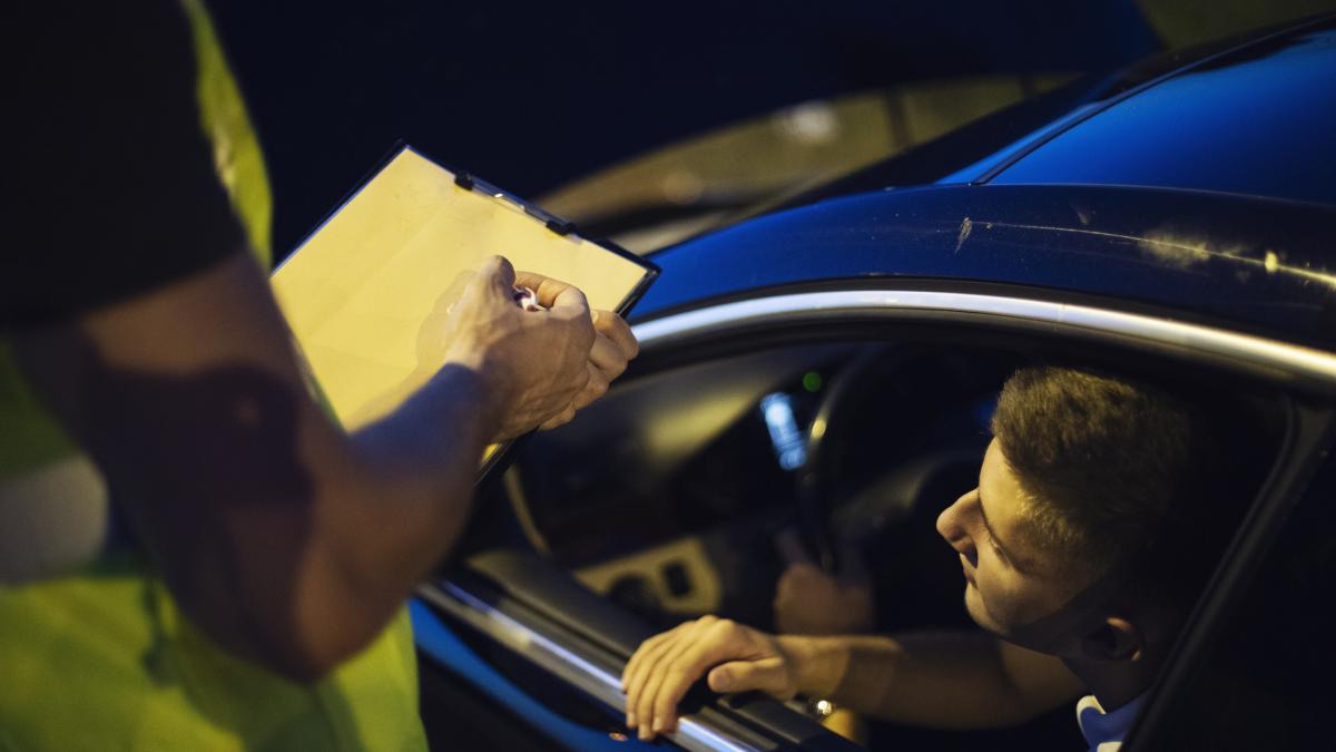 Și-a anulat amenda rutieră cu ajutorul ChatGPT. Acum vrea și despăgubiri, folosind tot Inteligența Artificială
