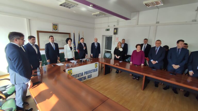 Începe ceremonia instalării în funcție a noului prefect, Luciana Antoci, și a celor doi subprefecți, Felix Guzgă și Marian Șerbescu - FOTO/VIDEO