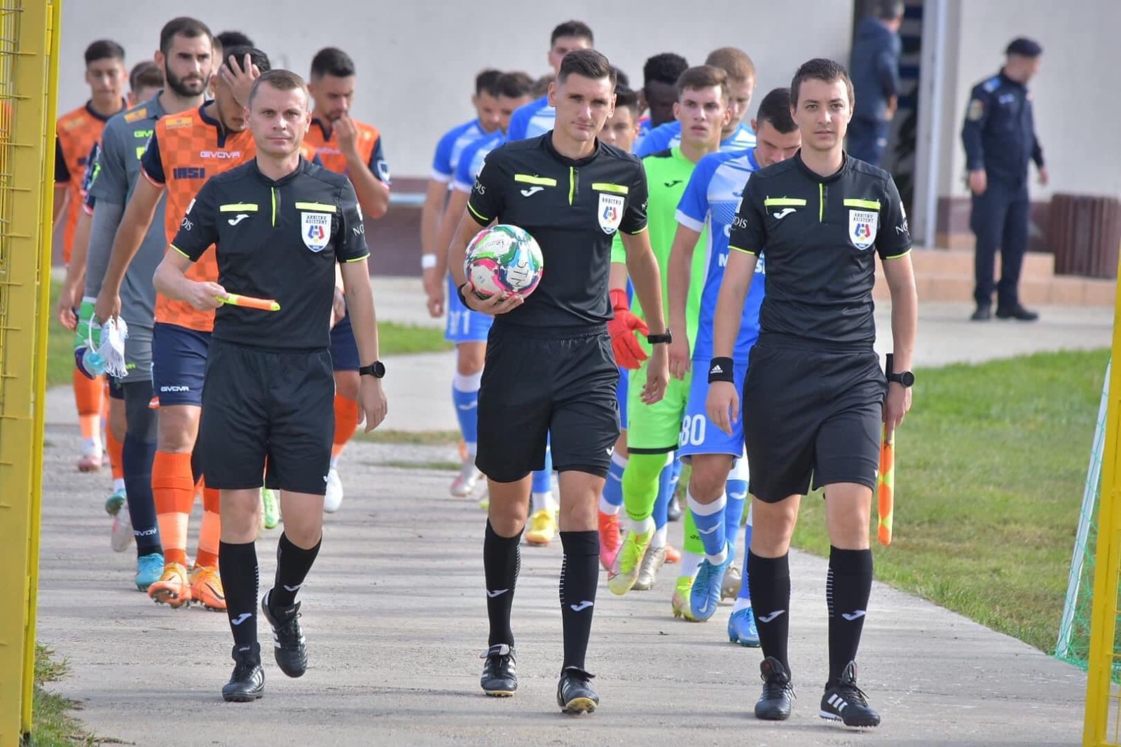Un arbitru ieșean de numai 26 de ani debutează azi în Liga I de fotbal