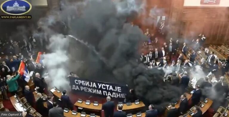 Bătaie ca în filme în Parlamentul Serbiei. Deputații au aruncat cu grenade fumigene, iar o deputată a făcut AVC