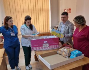 Comunitatea locală s-a mobilizat pentru bebelușul din Pașcani, aruncat în latrină
