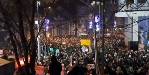 Serbia: Mii de persoane se strâng în Belgrad pentru un miting major care pune la încercare guvernul populist al lui Vucic