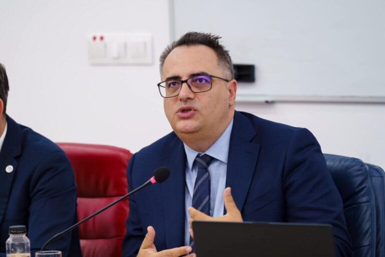 Iașul pierde un post de ministru secretar de stat și nu primește nimic la schimb. Explicația: austeritatea. Ce spun liderii ieșeni ai PNL și PSD?